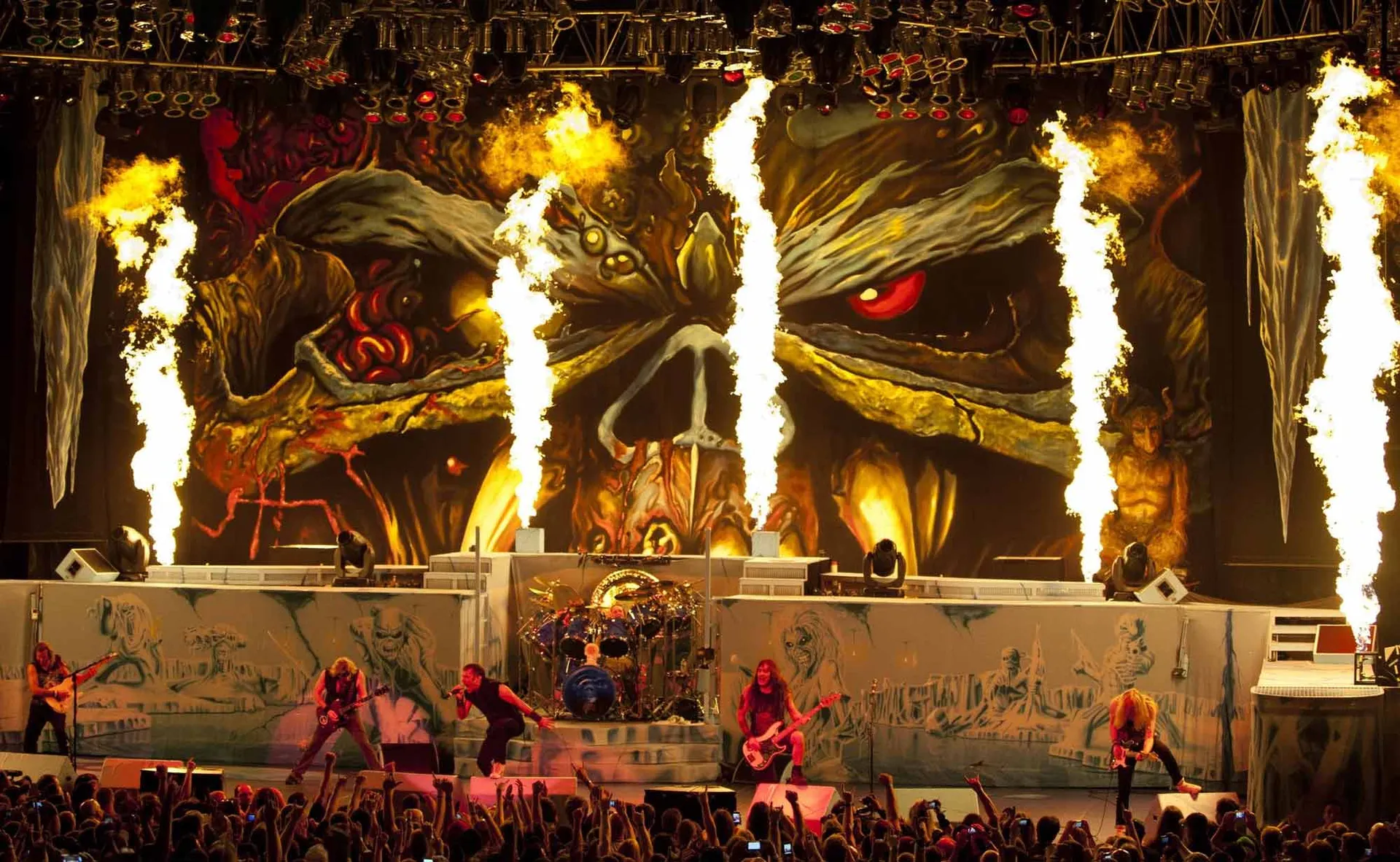 IRon Maiden HEavy Metal on stage